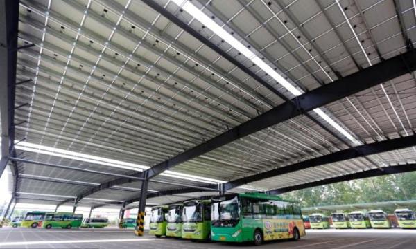山东泰安：公交车棚“光伏发电”为 城市注入“绿色”新能源