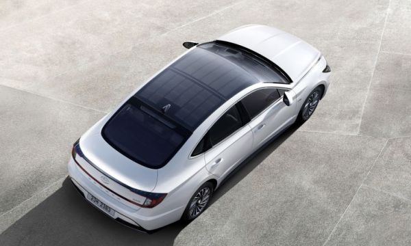 现代汽车推出车顶配备太阳能充电系统的汽车