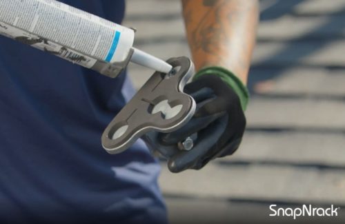 SnapNrack 开发可固定到屋面板上的无螺栓夹具