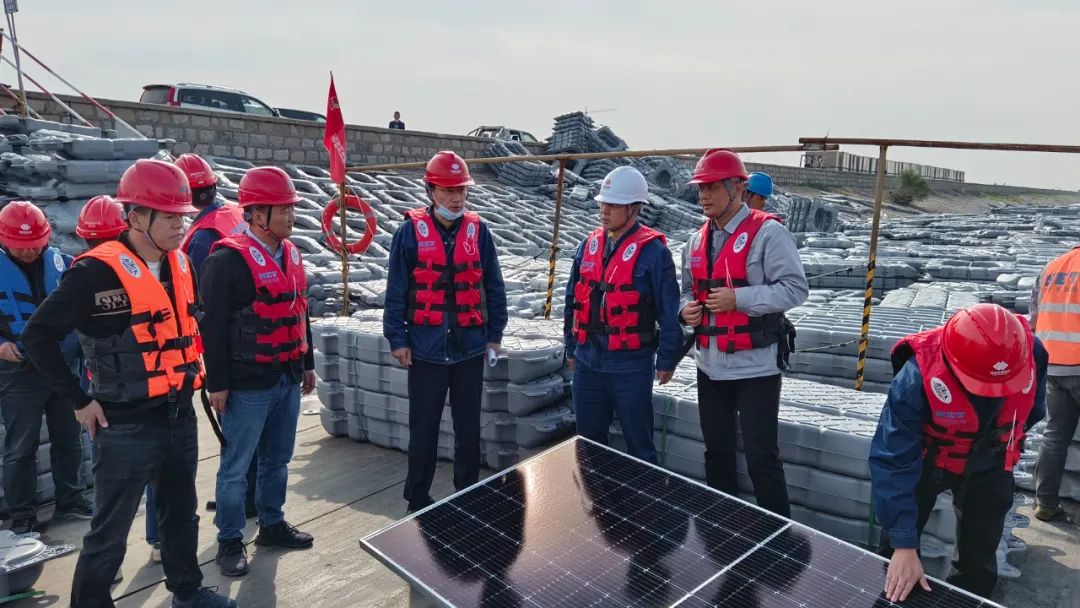国家能源集团山东公司党委书记李文学一行，莅临国能山东聊城200MW水面漂浮光伏电站项目现场参观指导工作！