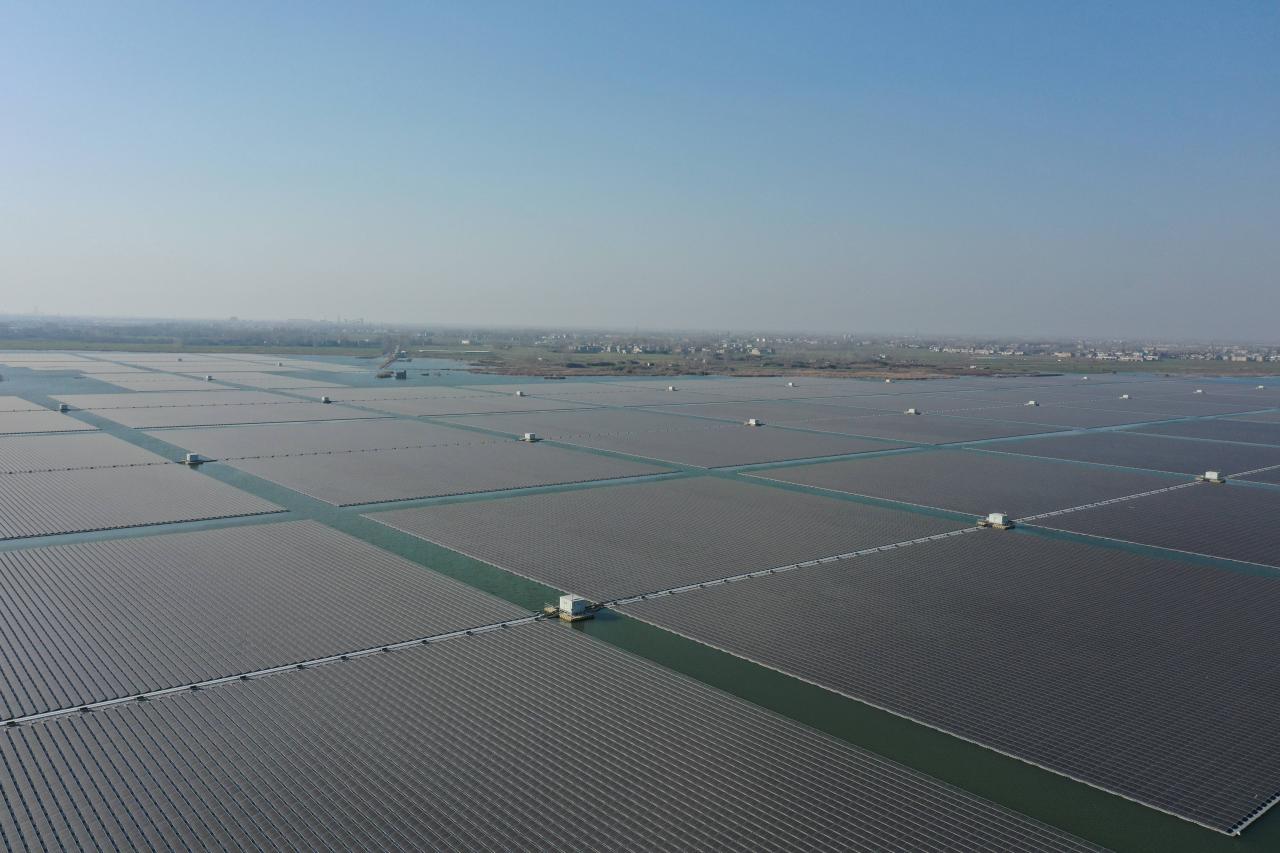 我国单体规模最大漂浮式光伏电站全容量并网发电