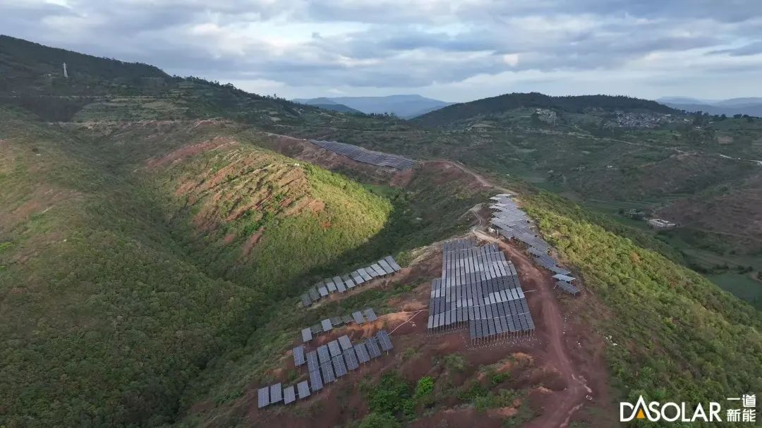 近日，一道新能凭借其最新一代柔性光伏支架系统的卓越性能再次成为光伏业界焦点。该系统在提升效率、降低成本、增强稳定性等方面展现显著优势，为光伏发电项目的柔性选择和应用提供了全新思路，其智能化赋能的“柔性新理念”更是引领光伏支架技术迈向智能化追踪的新高度。 以柔化刚，智启新章 传统哲学与现代科技的智慧交融 一道新能柔性光伏支架的设计理念，恰与中国古代“以柔克刚”的哲学智慧遥相呼应。传统刚性支架以硬性结构对抗风荷载，而一道新能创新以柔韧材质支撑，以动态平衡化解外力冲击，静中蓄势、动中求稳。这种刚柔并济的技术哲学，既非一味柔弱退让，亦非盲目刚硬对抗，而是以顺应自然之势化解矛盾、以无形之力承载有形之重。 刚柔并济的技术逻辑将传统哲学与现代科技完美相融，正是现代科技对东方哲思的生动诠释，让一道新能柔性支架在柔与刚、静与动的辩证统一中展现出理念与应用深层价值，为光伏行业提供了更高效、更稳健的可持续发展路径。 无惧风浪，稳健护航 空间设计与可靠品质的双重保障 一道新能自主研发的新一代柔性光伏支架系统以预应力钢绞线代替传统檩条，东西向采用两根预应力钢绞线承重，南北向使用了排间柔性稳定抗风系统的独特设计，将阵列东西、南北形成空间索网结构，能有效抵御外部荷载作用，大幅提高抗风振性能。同时，一道新能柔性光伏支架系统的防松组件连接设计确保了组件螺栓在运作过程中不会因风致振动而松动，从而有效避免了组件因高频振动引发的隐裂。 当前，一道新能柔性光伏支架系统以其出色的表现经受住了17级台风摩羯在内的多次极端天气条件的严峻考验，并顺利通过多项权威实验室测试考验，以卓越品质为电站安全生命线稳健护航，成为光伏电站的“定海神针”。 随风顺势，理念赋能 智能跟踪与协同增效的创新理念 “随风顺势”的智慧，即通过动态调节角度，以最小能耗实现最高效的光能捕获。依托智能化跟踪新理念，一道新能最新推出的柔性跟踪支架系统方案在保持柔性支架经济性与稳健性的同时，新增了组件倾角调节功能，精准跟踪太阳轨迹，发电量可提升 10.7%，故障率大幅降低，基础数量减30%，布局灵活，选址无忧，场地利用率高，为用户构建了高效能、高稳定、可持续的发电解决方案。 随着柔性支架创新理念的不断升级与完善，一道新能柔性支架系统将在更多领域实现广泛应用，为绿色能源发展注入强劲动力。未来，一道新能将继续以创新为引擎，以技术为支撑，以智慧为引领，推动光伏行业迈向更高质量、更可持续的发展阶段，为全球绿色能源事业贡献更多智慧与方案。