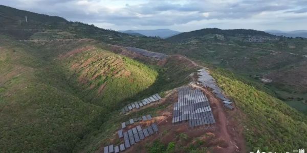 近日，一道新能凭借其最新一代柔性光伏支架系统的卓越性能再次成为光伏业界焦点。该系统在提升效率、降低成本、增强稳定性等方面展现显著优势，为光伏发电项目的柔性选择和应用提供了全新思路，其智能化赋能的“柔性新理念”更是引领光伏支架技术迈向智能化追踪的新高度。  以柔化刚，智启新章  传统哲学与现代科技的智慧交融  一道新能柔性光伏支架的设计理念，恰与中国古代“以柔克刚”的哲学智慧遥相呼应。传统刚性支架以硬性结构对抗风荷载，而一道新能创新以柔韧材质支撑，以动态平衡化解外力冲击，静中蓄势、动中求稳。这种刚柔并济的技术哲学，既非一味柔弱退让，亦非盲目刚硬对抗，而是以顺应自然之势化解矛盾、以无形之力承载有形之重。     刚柔并济的技术逻辑将传统哲学与现代科技完美相融，正是现代科技对东方哲思的生动诠释，让一道新能柔性支架在柔与刚、静与动的辩证统一中展现出理念与应用深层价值，为光伏行业提供了更高效、更稳健的可持续发展路径。  无惧风浪，稳健护航  空间设计与可靠品质的双重保障  一道新能自主研发的新一代柔性光伏支架系统以预应力钢绞线代替传统檩条，东西向采用两根预应力钢绞线承重，南北向使用了排间柔性稳定抗风系统的独特设计，将阵列东西、南北形成空间索网结构，能有效抵御外部荷载作用，大幅提高抗风振性能。同时，一道新能柔性光伏支架系统的防松组件连接设计确保了组件螺栓在运作过程中不会因风致振动而松动，从而有效避免了组件因高频振动引发的隐裂。     当前，一道新能柔性光伏支架系统以其出色的表现经受住了17级台风摩羯在内的多次极端天气条件的严峻考验，并顺利通过多项权威实验室测试考验，以卓越品质为电站安全生命线稳健护航，成为光伏电站的“定海神针”。  随风顺势，理念赋能  智能跟踪与协同增效的创新理念  “随风顺势”的智慧，即通过动态调节角度，以最小能耗实现最高效的光能捕获。依托智能化跟踪新理念，一道新能最新推出的柔性跟踪支架系统方案在保持柔性支架经济性与稳健性的同时，新增了组件倾角调节功能，精准跟踪太阳轨迹，发电量可提升 10.7%，故障率大幅降低，基础数量减30%，布局灵活，选址无忧，场地利用率高，为用户构建了高效能、高稳定、可持续的发电解决方案。  随着柔性支架创新理念的不断升级与完善，一道新能柔性支架系统将在更多领域实现广泛应用，为绿色能源发展注入强劲动力。未来，一道新能将继续以创新为引擎，以技术为支撑，以智慧为引领，推动光伏行业迈向更高质量、更可持续的发展阶段，为全球绿色能源事业贡献更多智慧与方案。