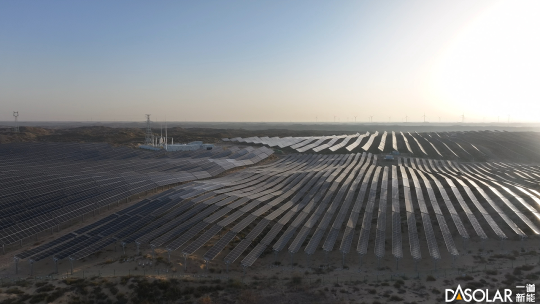 近日，一道新能凭借其最新一代柔性光伏支架系统的卓越性能再次成为光伏业界焦点。该系统在提升效率、降低成本、增强稳定性等方面展现显著优势，为光伏发电项目的柔性选择和应用提供了全新思路，其智能化赋能的“柔性新理念”更是引领光伏支架技术迈向智能化追踪的新高度。 以柔化刚，智启新章 传统哲学与现代科技的智慧交融 一道新能柔性光伏支架的设计理念，恰与中国古代“以柔克刚”的哲学智慧遥相呼应。传统刚性支架以硬性结构对抗风荷载，而一道新能创新以柔韧材质支撑，以动态平衡化解外力冲击，静中蓄势、动中求稳。这种刚柔并济的技术哲学，既非一味柔弱退让，亦非盲目刚硬对抗，而是以顺应自然之势化解矛盾、以无形之力承载有形之重。 刚柔并济的技术逻辑将传统哲学与现代科技完美相融，正是现代科技对东方哲思的生动诠释，让一道新能柔性支架在柔与刚、静与动的辩证统一中展现出理念与应用深层价值，为光伏行业提供了更高效、更稳健的可持续发展路径。 无惧风浪，稳健护航 空间设计与可靠品质的双重保障 一道新能自主研发的新一代柔性光伏支架系统以预应力钢绞线代替传统檩条，东西向采用两根预应力钢绞线承重，南北向使用了排间柔性稳定抗风系统的独特设计，将阵列东西、南北形成空间索网结构，能有效抵御外部荷载作用，大幅提高抗风振性能。同时，一道新能柔性光伏支架系统的防松组件连接设计确保了组件螺栓在运作过程中不会因风致振动而松动，从而有效避免了组件因高频振动引发的隐裂。 当前，一道新能柔性光伏支架系统以其出色的表现经受住了17级台风摩羯在内的多次极端天气条件的严峻考验，并顺利通过多项权威实验室测试考验，以卓越品质为电站安全生命线稳健护航，成为光伏电站的“定海神针”。 随风顺势，理念赋能 智能跟踪与协同增效的创新理念 “随风顺势”的智慧，即通过动态调节角度，以最小能耗实现最高效的光能捕获。依托智能化跟踪新理念，一道新能最新推出的柔性跟踪支架系统方案在保持柔性支架经济性与稳健性的同时，新增了组件倾角调节功能，精准跟踪太阳轨迹，发电量可提升 10.7%，故障率大幅降低，基础数量减30%，布局灵活，选址无忧，场地利用率高，为用户构建了高效能、高稳定、可持续的发电解决方案。 随着柔性支架创新理念的不断升级与完善，一道新能柔性支架系统将在更多领域实现广泛应用，为绿色能源发展注入强劲动力。未来，一道新能将继续以创新为引擎，以技术为支撑，以智慧为引领，推动光伏行业迈向更高质量、更可持续的发展阶段，为全球绿色能源事业贡献更多智慧与方案。