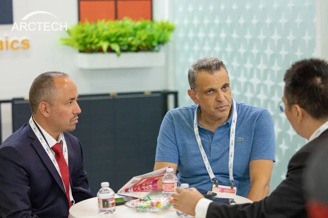 中信博携跟踪+、绿电+解决方案逐光拉斯维加斯